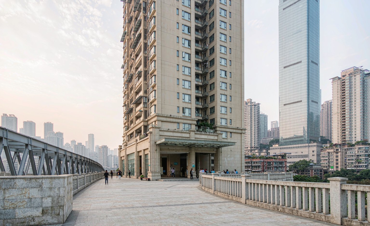 A rooftop walkway meeting the eighth floor of the Kuixinglou tower